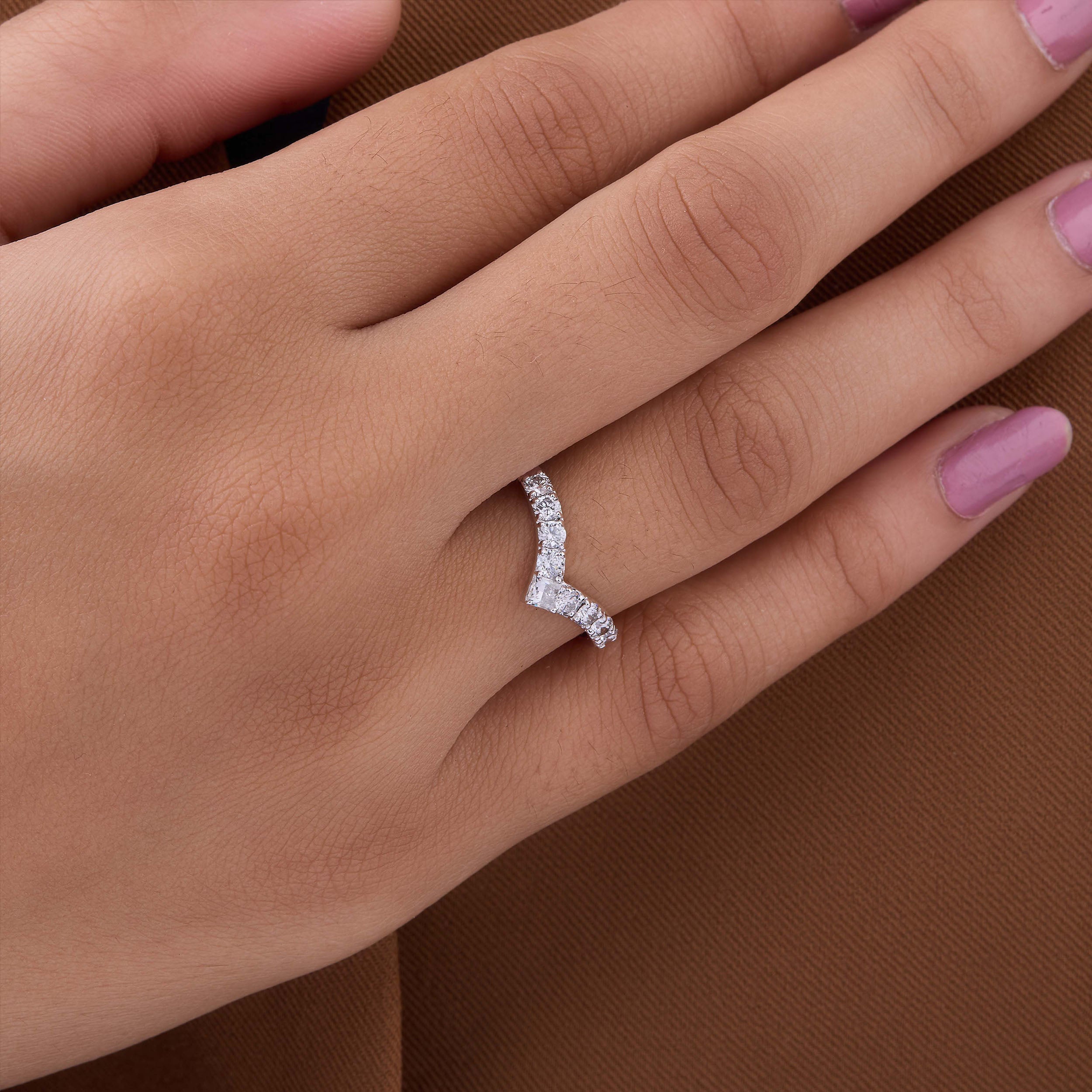 V- SHAPE PRINCESS RING Secondary image