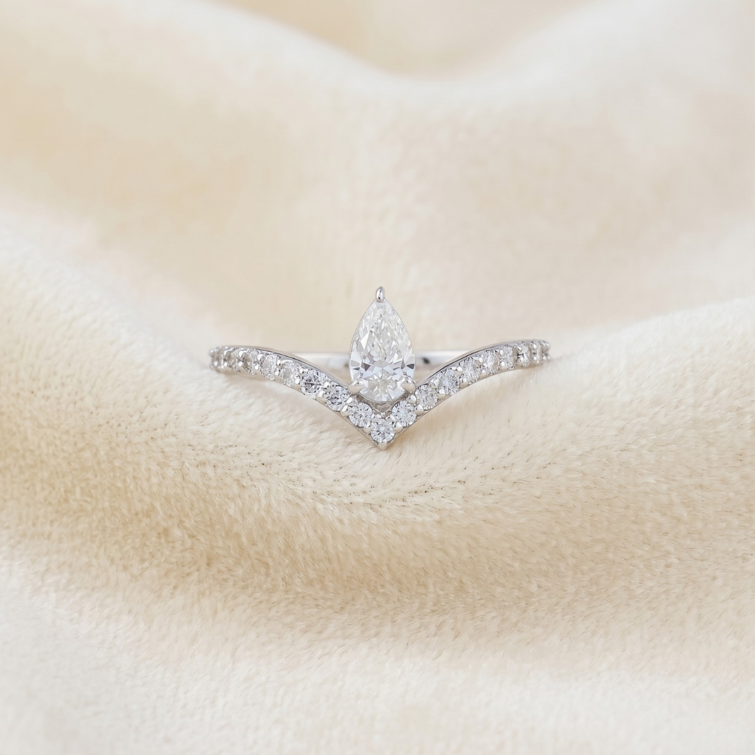 Pearluxe V-Crown Ring Main image